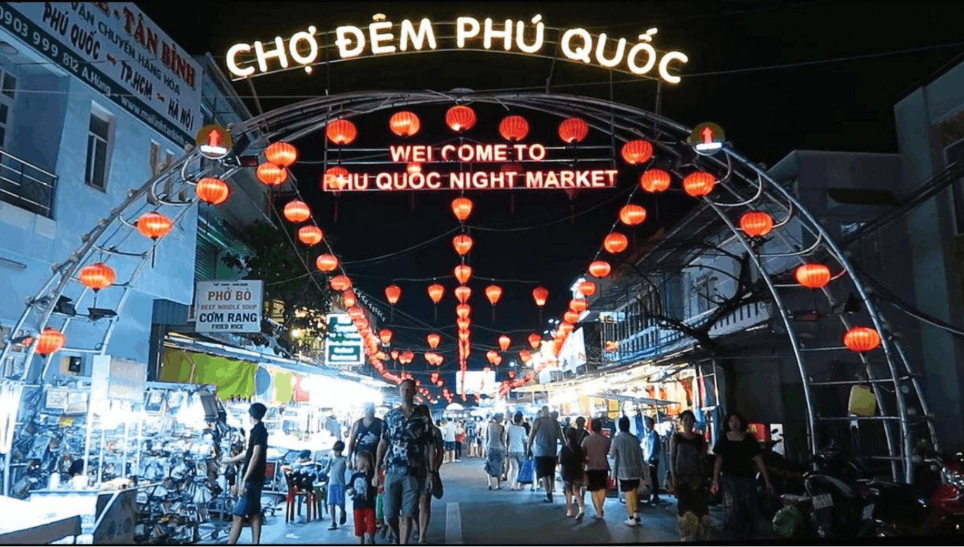 Cổng Chợ đêm Phú Quốc rực đèn lồng về đêm