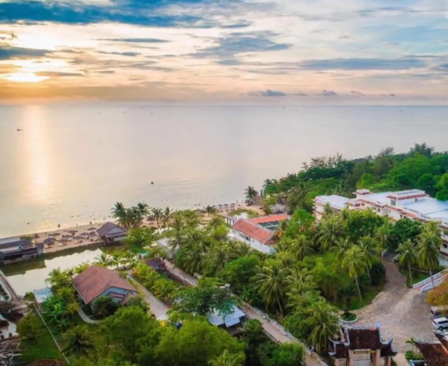 Long Beach Resort Phú Quốc nhìn ra biển lúc bình minh